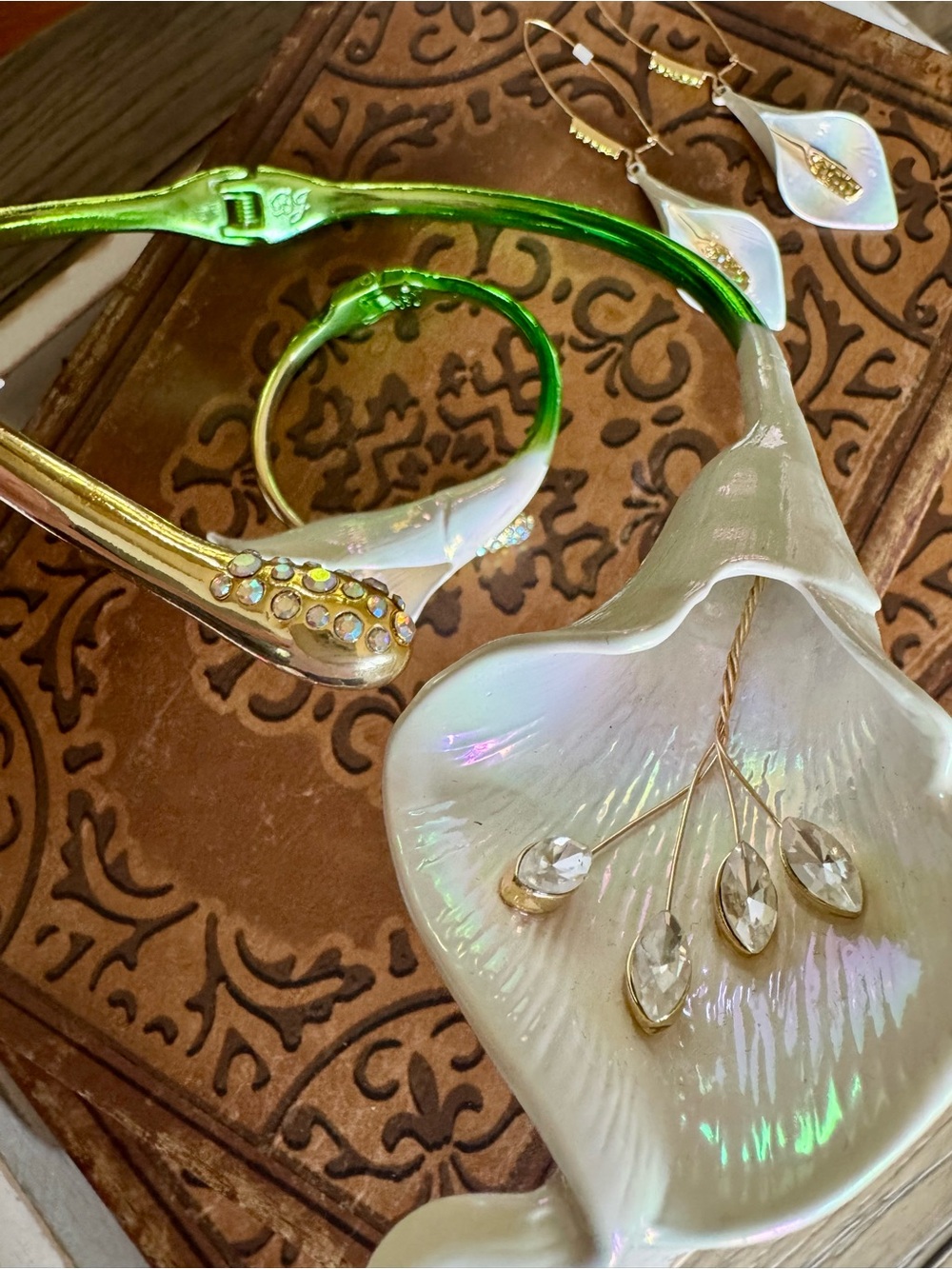 Betsey Johnson Iridescent White and Green Calla Lily Necklace,Earring,&Bracelet - Picture 2 of 6